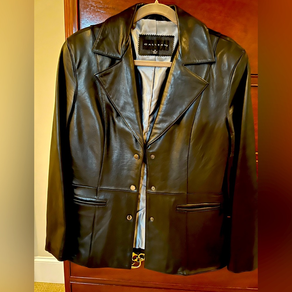 Brand new woman’s leather jacket by Gallery! Size M! Buttersoft leather!Pockets!